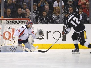 Marián Gáborík strieľa gól Jaroslavovi Halákovi.