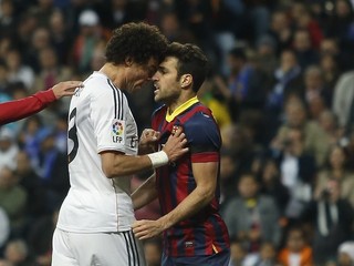 Pepé a Fabregas. Krátko po prvom góle Messiho sa začali na ihrisku strkanice.