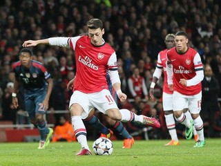 Bayern by nastrieľal góly Arsenalu Mesuta Özila aj bez transparentov.