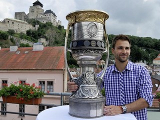 Dominik Graňák drží Gagarinov pohár.