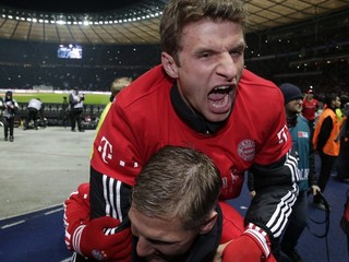 Bastian Schweinsteiger (dole) a Thomas Müller oslavujú titul.