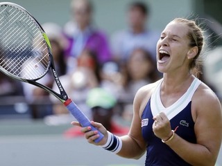 Dominika Cibulková vyhrala štvrťfinále Masters v Miami s Agnieszkou Radwanskou v troch setoch 3:6, 7:6, 6:3.