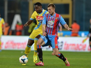 Futbalista Catanie Slovák Norbert Gyömbér (vpravo) a hráč Neapolu Duvan Zapata.