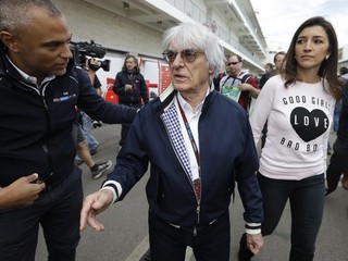 Bernie Ecclestone (v strede).