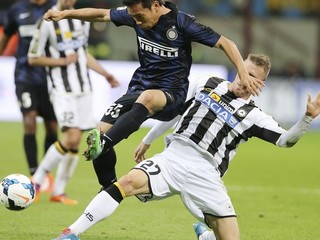 Yuto Nagatomo z Interu (vľavo) a Silvan Widmer z Udine.