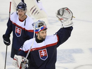 Tomáš Tatar  (vľavo) a brankár Ján Laco na ZOH v Soči.