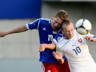 Vpravo v národnom drese Marek Sapara.