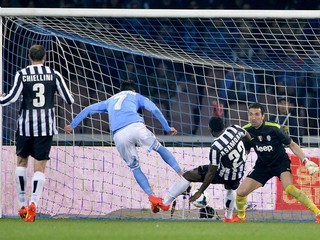 Callejon strieľa Juventusu gól.
