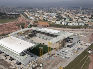 Na archívnej snímke z októbra 2013 letecký pohľad na štadión Arena Corinthians v Sao Paule.