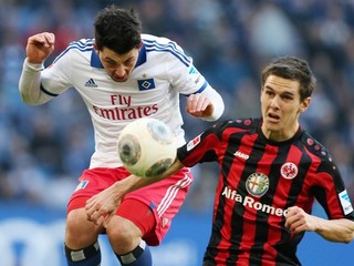 Hakan Calhanoglu z Hamburgu (vľavo).