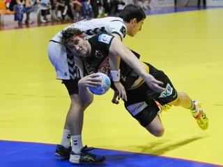 Na snímke vľavo hráč Sporty Hlohovec Lukáš Majbík.