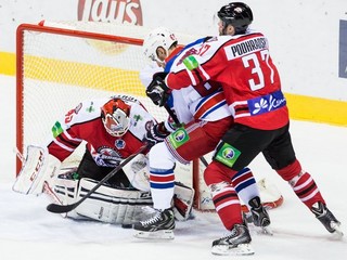 Zľava: Brankár Donbasu Michael Leighton, hráč Lev Praha Lukáš Cingel a hráč Donbasu Peter Podhradský.