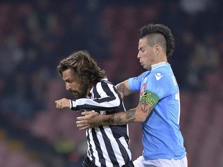 Hamšík v súboji s Pirlom.