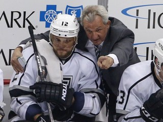 Marián Gáborík dostáva inštrukcie od trénera Darryla Suttera.