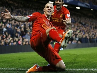 Takto oslavuje Slovák v drese Liverpoolu Martin Škrtel (vpredu).