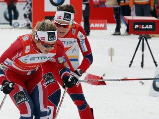 Ingvild Flugstad Oestberg odovzdáva a Maiken Caspersen Falla v štafete pokračuje. Nórsko má najrýchlejšie ženy-bežkyne.