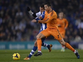 V súboji o loptu s Ronaldom hráč Espanyolu Stuani.