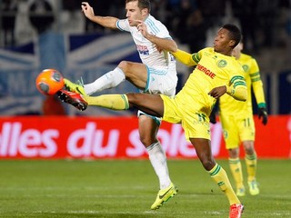 Futbalista Nantes Papa Mison v zápase s Marseille.