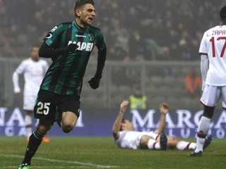 Devätnásťročný útočník Domenico Berardi sa teší z gólu proti AC Miláno.
