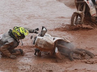 Francúzsky motocyklový jazdec na KTM Stephane Hamard padá počas 7. etapy.