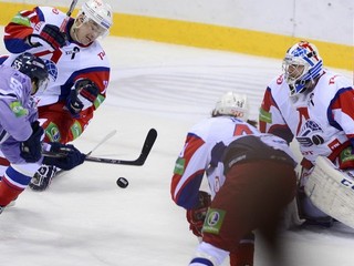 Mário Bližňák (vľavo) strieľa víťazný 4. gól Jaroslavľu 8. decembra 2013 v Bratislave.