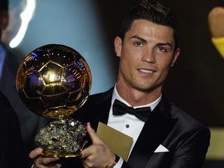 Cristiano Ronaldo s trofejou.
