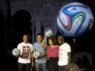 Clarence Seedorf (celkom vpravo) predstavoval aj loptu pre blížiace sa MS.