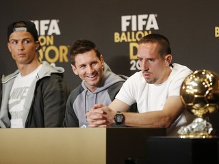 Zľava futbalista Realu Madrid Christiano Ronaldo z Portugalska, hráč FC Barcelony Lionel Messi z Argentíny a futbalista Bayernu Mníchov Franck Ribéry z Francúzska.