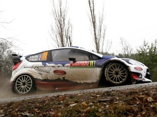 Víťaz prvej etapy Francúz Bryan Bouffier na svojom Forde.