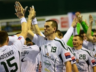 Hádzanári Tatranu Prešov: s číslom 19 Peter Tumidalský, vľavo Alexander Radčenko, druhý sprava Radoslav Antl a celkom vpravo Vladimír Guzy.