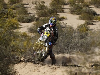 Ivan Jakeš uzatvára prvú desiatku poradia súťaže motocyklov Dakaru.