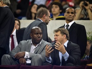 Bývalý skvelý basketbalista Los Angeles Lakers Magic Johnson (vľavo) sa rozpráva pred začiatkom prestížneho El Clasica medzi FC Barcelonou a Realom Madrid  v španielskej Primera División 7. októbra 2012 v Barcelone.