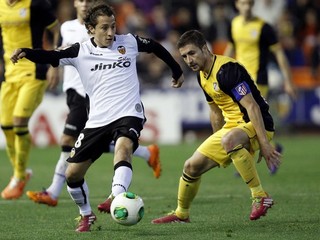 Futbalista Valencie Andres Guardado ( v bielom).