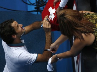 Roger Federer rozdáva autogramy po zápase.