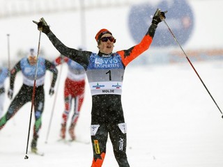 Andrew Musgrave takto oslavuje triumfálne víťazstvo v Nórsku.