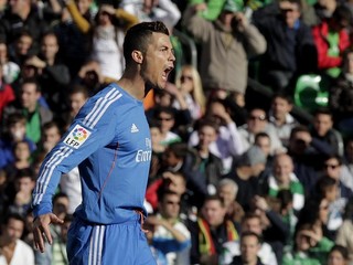 Cristiano Ronaldo sa teší z gólu v Seville.