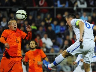 Vpravo Filip Kiss v barážovom stretnutí o postup na ME 2013 hráčov do 21 rokov.