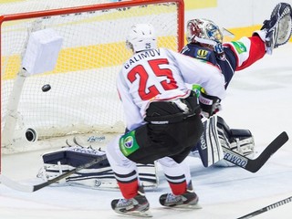 Brankár Slovana Miroslav Kopřiva inkasuje gól.