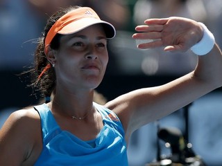 Ana Ivanovičová zdraví publikom po víťazstve nad Serenou.