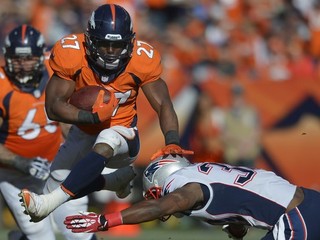 Tohtoročné finále súťaže NFL si zahrajú hráči Denveru (v oranžovom).