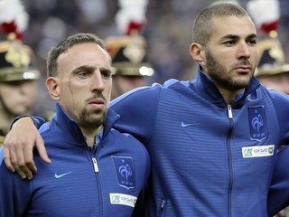 Franck Ribery (vľavo) a jeho spoluhráč z národného tímu Karim Benzema.