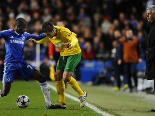 Admir Vladavič hral za Žilinu aj proti Chelsea.  Vľavo Ramires, vpravo sa prizerá tréner Chelsea Carlo Ancelotti.