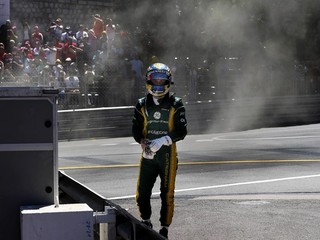 Francúzsky jazdec F1 zo stajne Caterham Charles Pic odchádza zo svojho monopostu po tom, ako zlyhal počas pretekov Veľkej ceny Monaka na trati v Monte Carle 26. mája 2013.