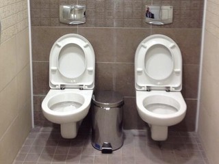 Rusi v Soči zmestili dve toalety do jednej kabínky