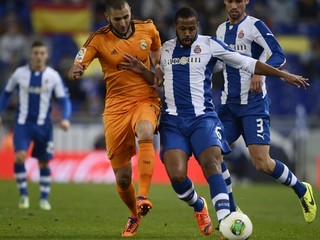 Karim Benzéma v oranžovom drese Realu bojuje o loptu so Sidneim Rechelom z Espanyolu.