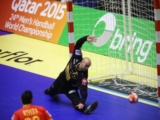 Brankár Španielska José Manuel Sierra dostáva gól od Macedóncov.