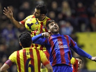 Martin Montoya (hore) z FC Barcelona v nedávnom súboji s hráčom Levante Nikosom Karampelasom v lige, ktorý sa skončil 1:1.