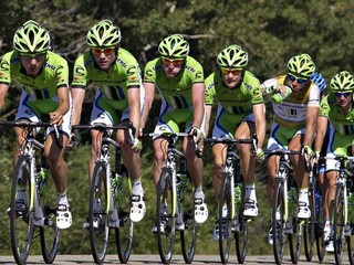 Slovák Peter Sagan (druhý vpravo) spolu s ďalšími členmi tímu Cannondale.