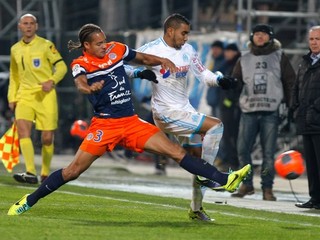 V modro-oranžovom drese Montpellieru Daniel Congre.