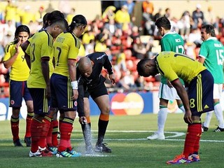 Rozhodcovia určia vzdialenosť lopty od múru sprejom